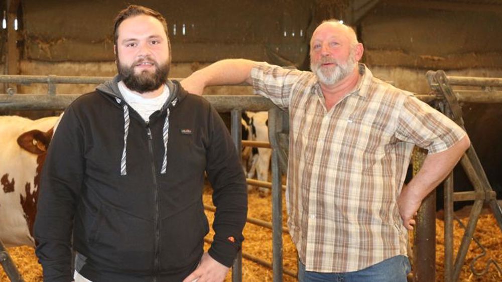 Loïc Fancon, à gauche, salarié durant six mois sur l’exploitation de Laurent Tarral, à droite : « Sans ce gros coup de pouce financier, cette embauche ne serait pas possible. » © D. Péronne